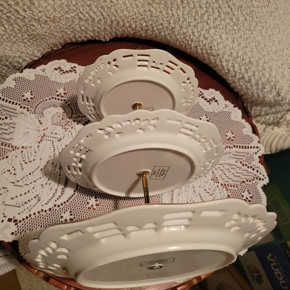 Vintage-Inspired Maison Blanc Tea Time Floral 3 Tiered Serving Stand - Picture 5 of 6